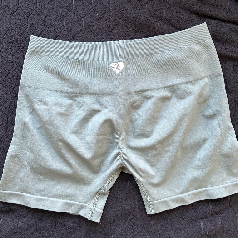 Women’s Best XL light green Seamless Scrunch 4” athletic shorts